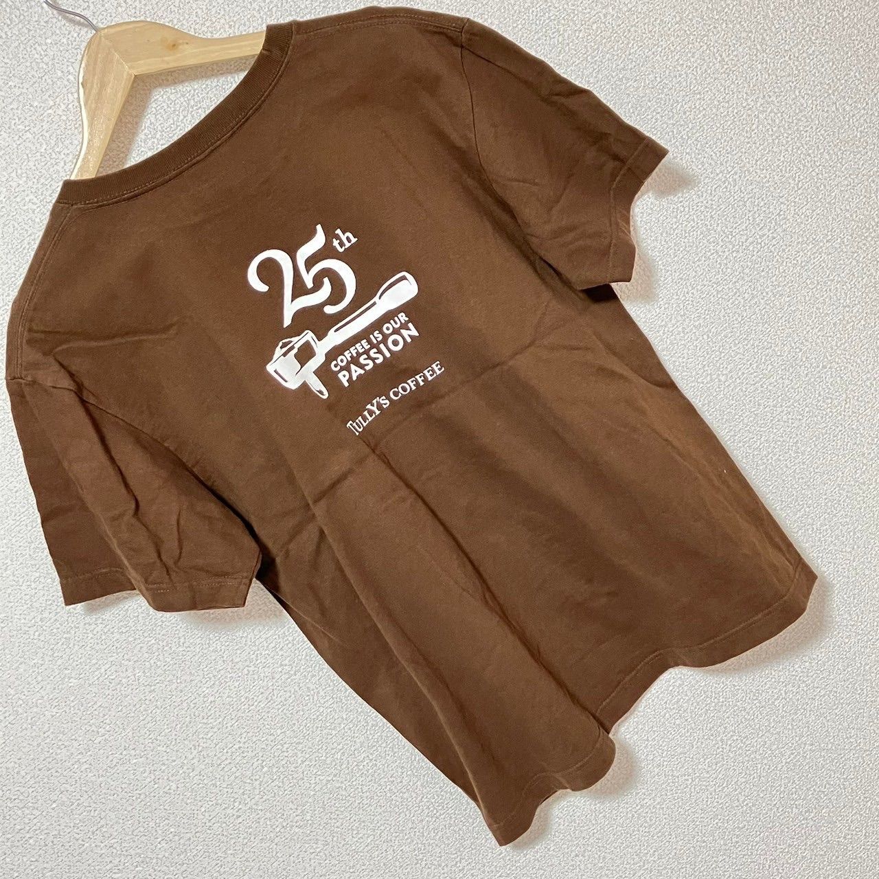 w^)b TULLY'S COFFEE タリーズコーヒー 25th 25周年 記念 Tシャツ 希少◎ レア 企業物 カフェ ブラウン モカ色 シンプル  スタッフ 店員 おしゃれ おいしい UnitedAthle メンズM - メルカリ