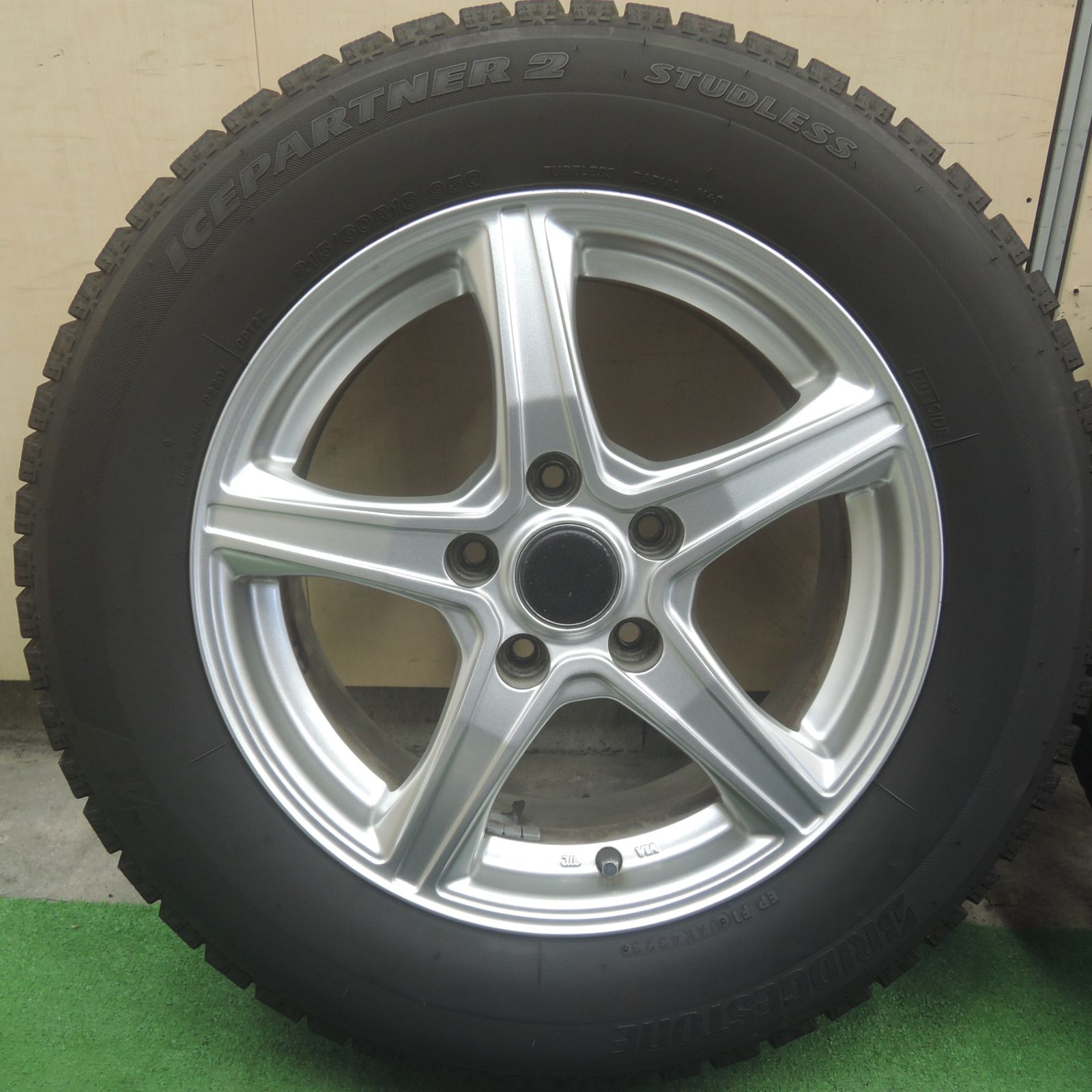 バリ溝！23年！キレイ！9分☆スタッドレス 215/60R16 ブリヂストン 