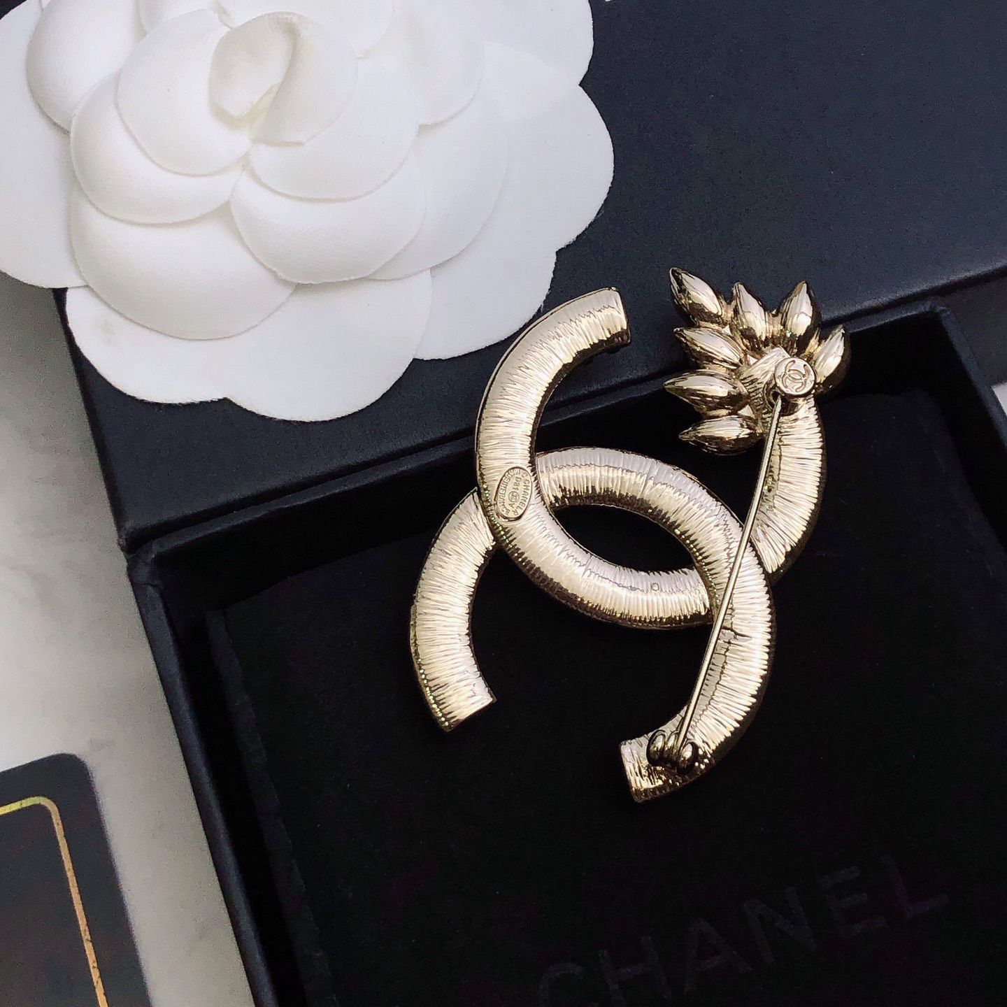 シャネルゴールドクリスタルブローチ シャネルゴールドクリスタルブローチ