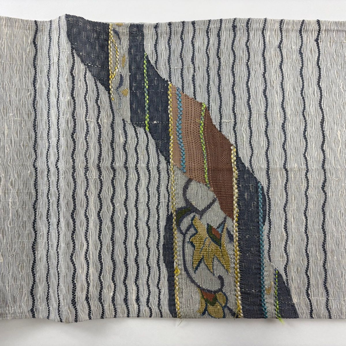 袋帯 秀品 花唐草 よろけ縞 金糸 灰色 お太鼓柄 正絹 【中古