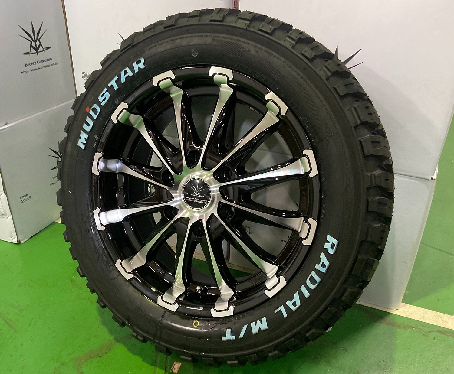 高価な 車検対応 200系ハイエース レジアスエース 17インチ タイヤホイールセット 4本セット マッドスターラジアルMT 215 60R17 ホワイトレター マッドタイヤ オフロード系 BountyCollection BD12 ブラックポリッシュ スポークタイプ