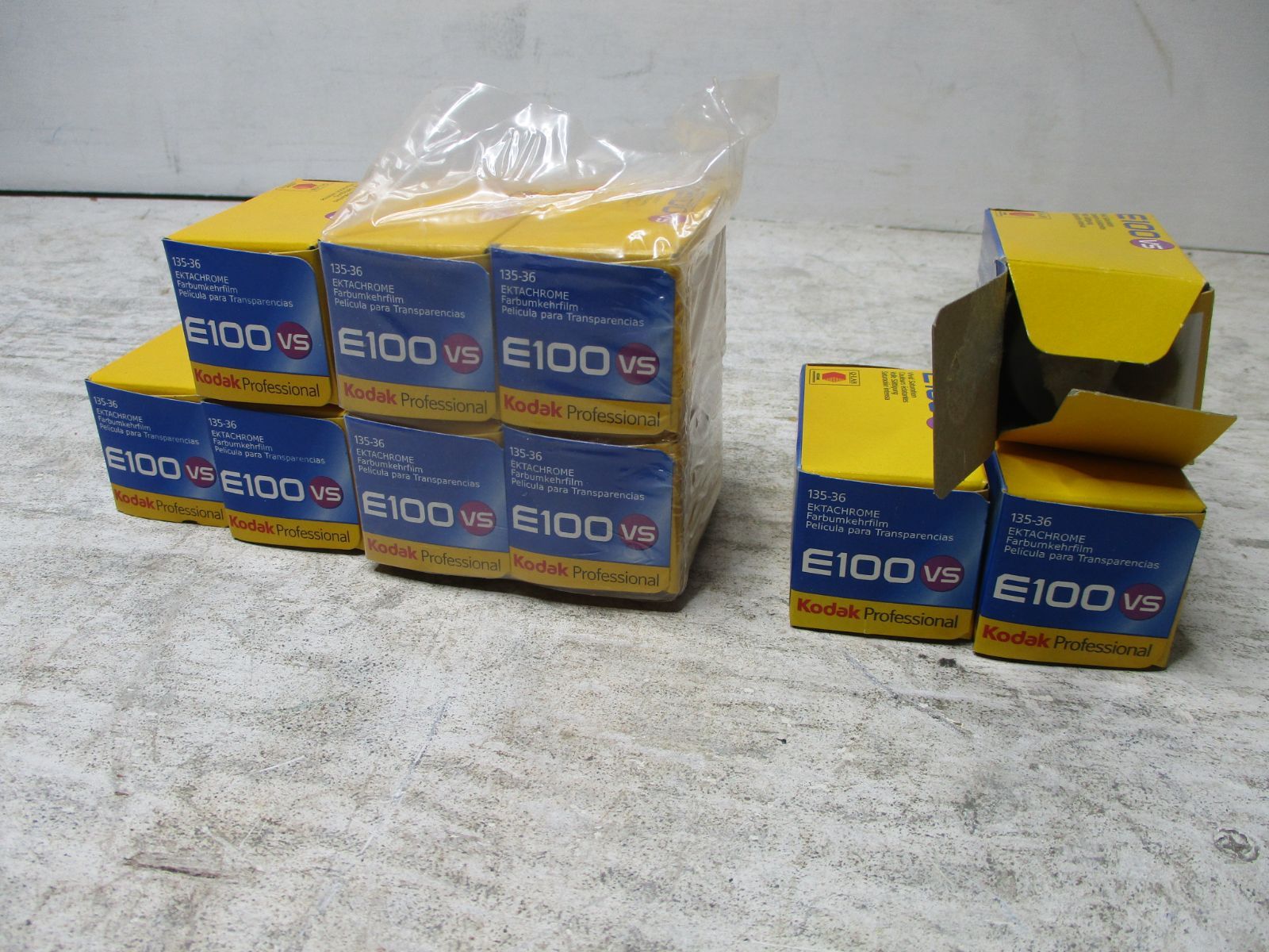 期限切れフィルム] KODAK E100 VS 10本 まとめ売り 未使用 36枚撮り（12/2012）（10/2013）2502 ④ - メルカリ