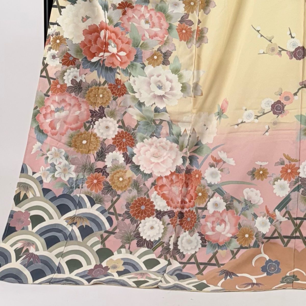 振袖 身丈179.5cm 裄丈67cm 未仕立て 仮絵羽 落款 牡丹 青海波 染め分け ぼかし ベージュ 正絹