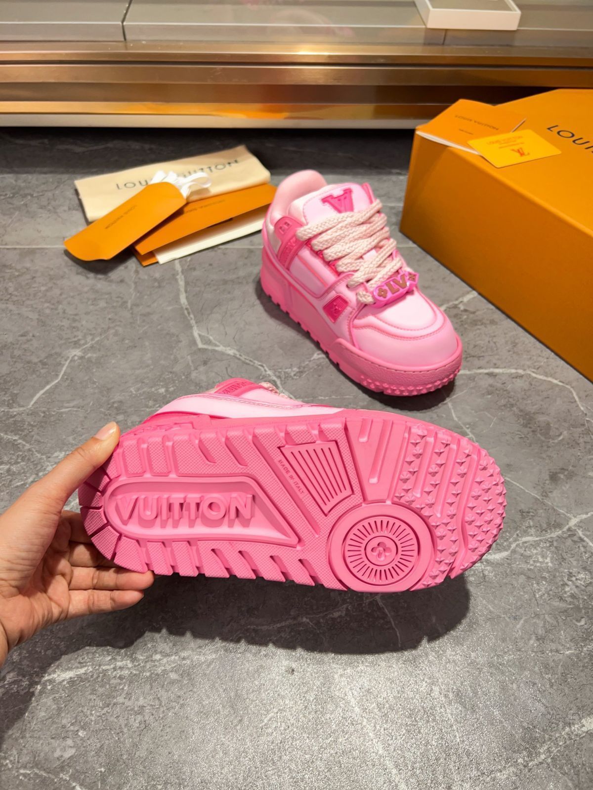 Louis Vuitton trainer 女性のロートップファッショナブルな
