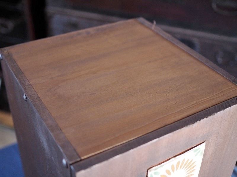 タイル装飾の小型キャビネット