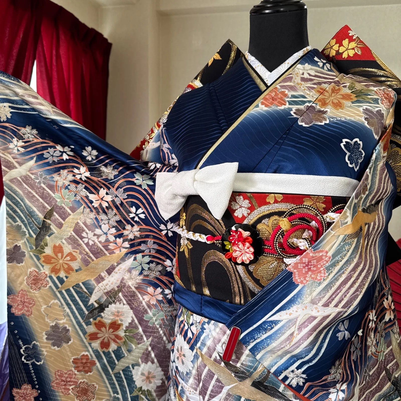 振袖フルセット(7点)・濃紺・古典柄・飛鶴・金駒刺繍・舞桜・正絹 振袖フルセット(7点)・濃紺・古典柄・飛鶴・金駒刺繍・舞桜