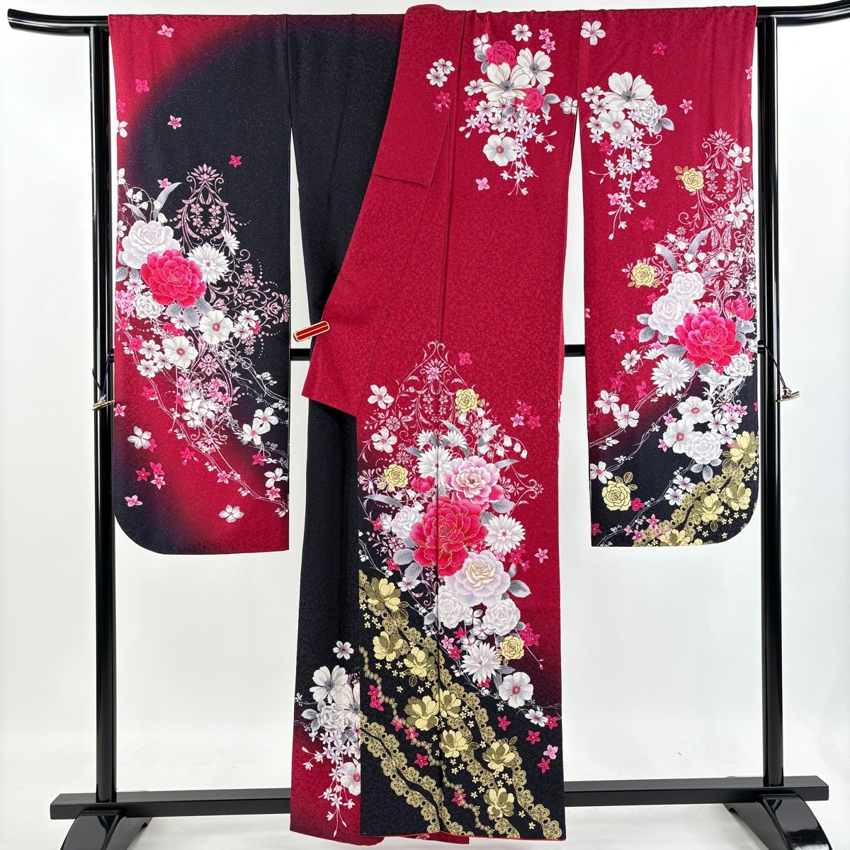 ポリエステル振袖 薔薇 身丈170cm 躾糸付き ポリエステル振袖 薔薇 身丈170cm 躾糸付き 着物・浴衣
