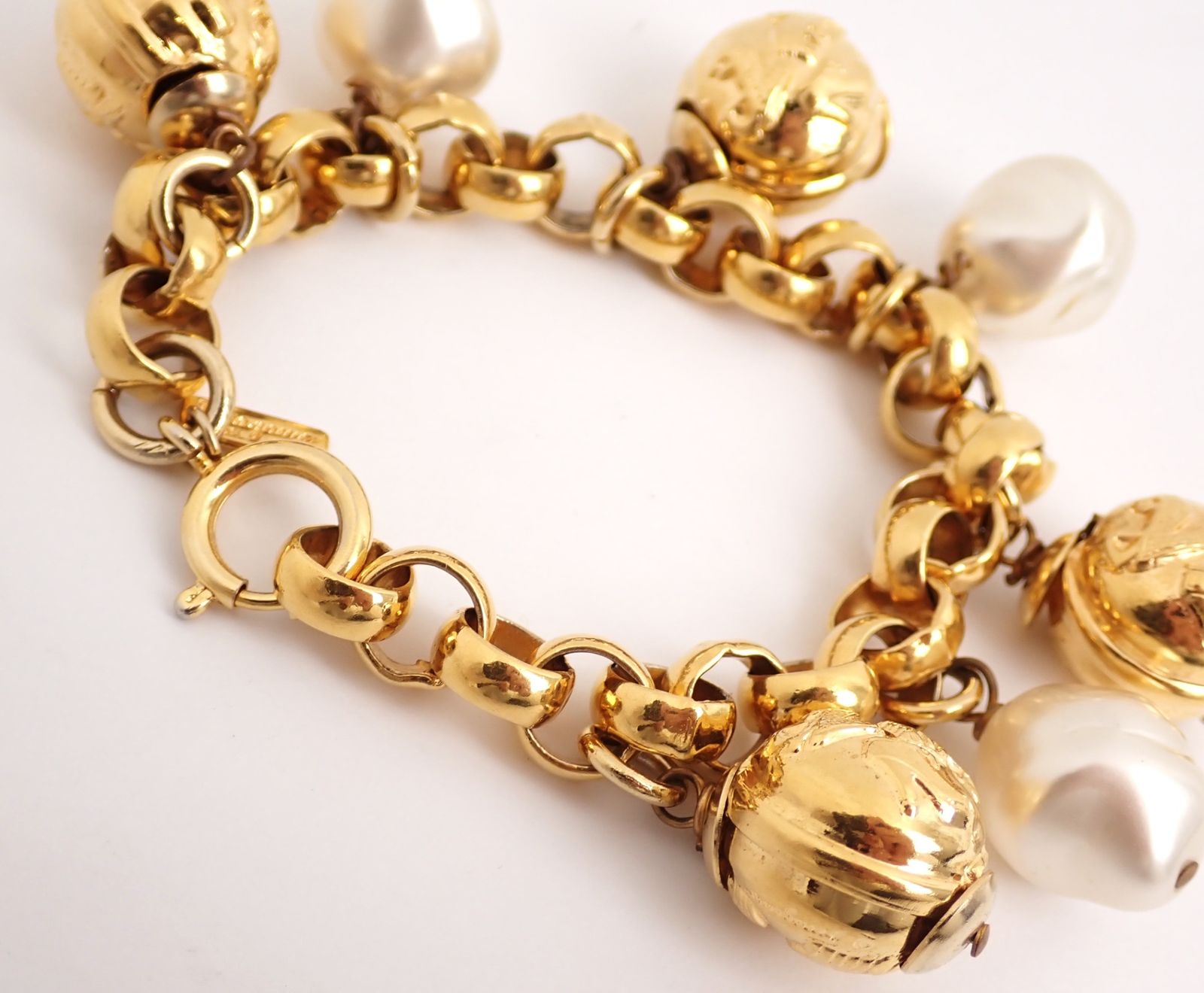 美品 FERRAGAMO(フェラガモ) チャーム・フェイクパール付き