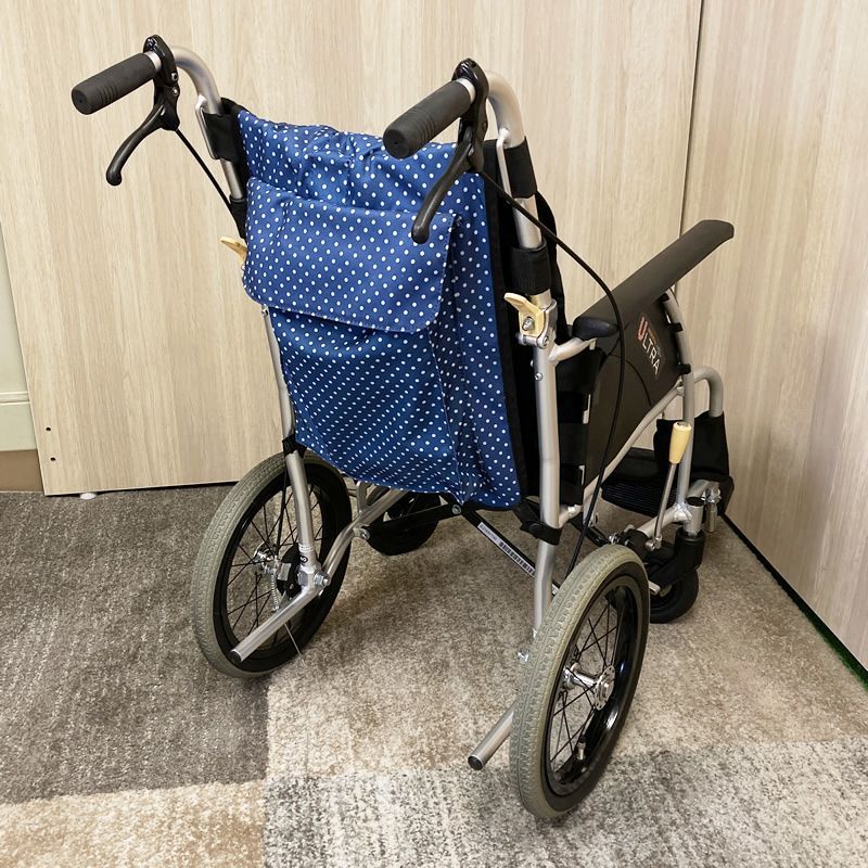 現物写真です N-38 標準介助型車椅子 NAH-U1 ウルトラ 介助ブレーキ背折れ 座幅40cm 軽い 日進医療器 介助式車いす 介助車椅子