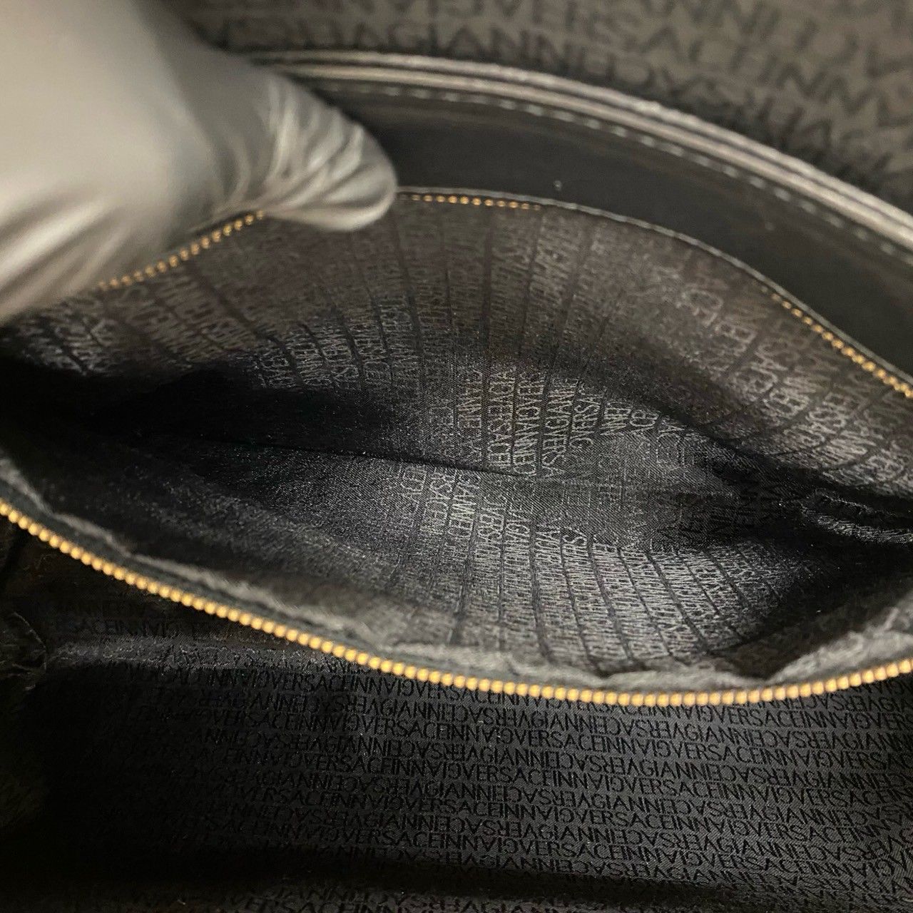 【美品】ヴェルサーチ ボストンバッグ キルティング サンバースト金具 レザー 黒 極 美品 VERSACE ヴェルサーチ サンバースト ロゴ 金具 レザー