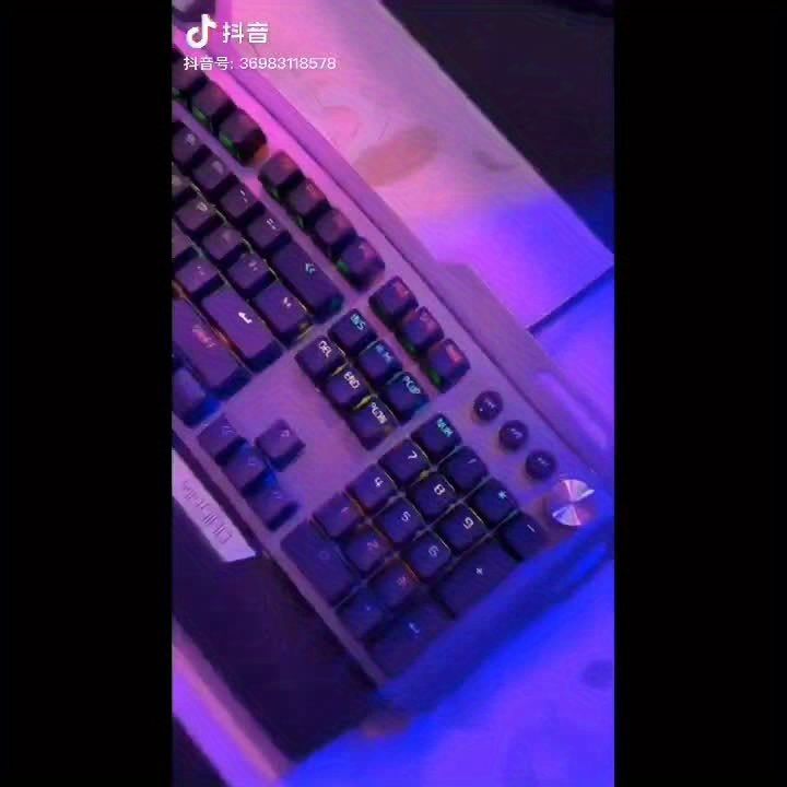 この有線ゲーミングセットには 青と黒のスイッチを備えたメカニカルキーボード