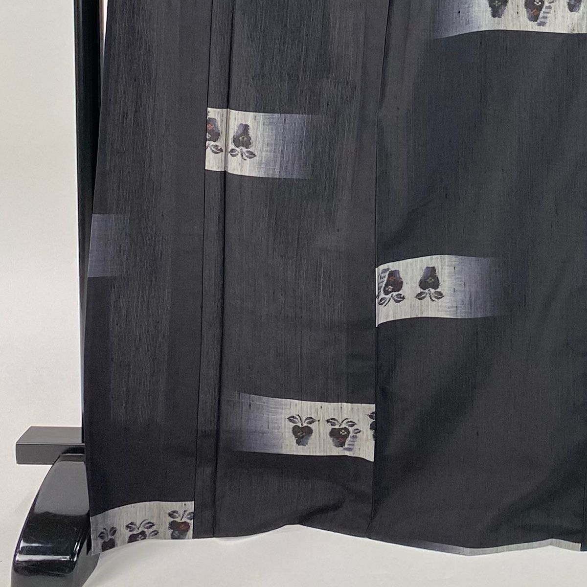 紬 身丈171cm 裄丈67cm M 単衣 証紙 横縞 りんご 黒 正絹 秀品