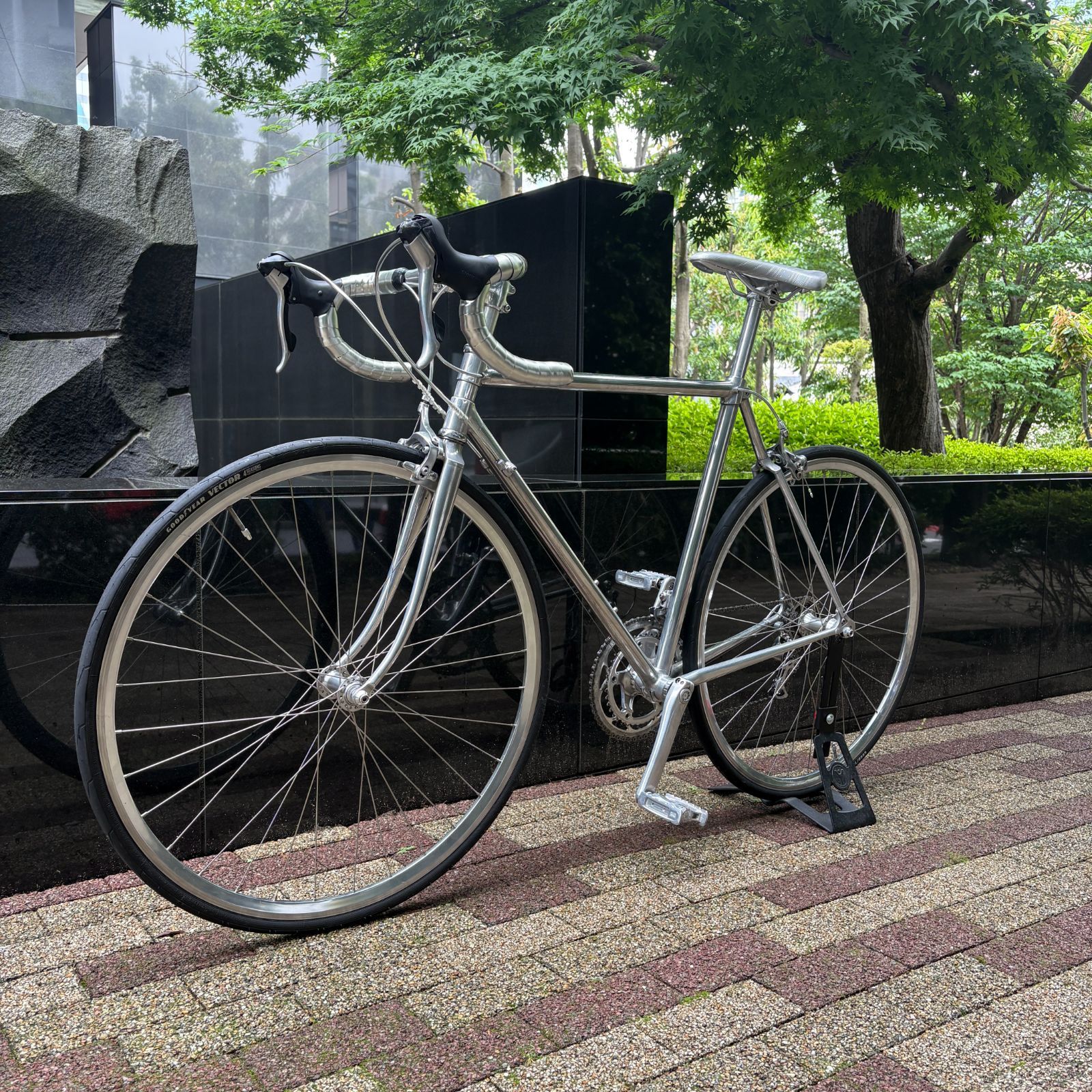 オールシルバーのロードバイク
