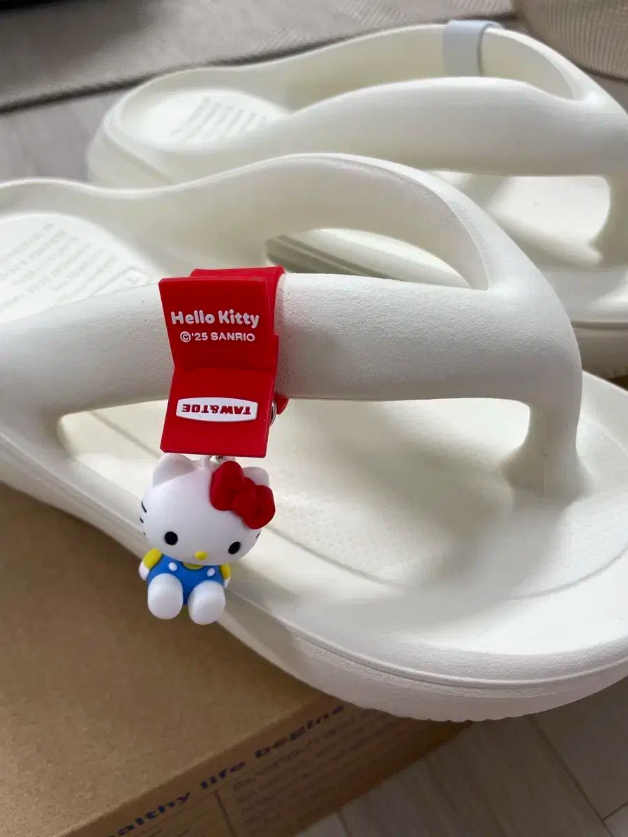 ◆TAW&TOE◆ Plumpy ハローキティー サンダル ☆Taw&Toe x Sanrio☆Zerovity Plumpy Tan Hello Kitty Cream