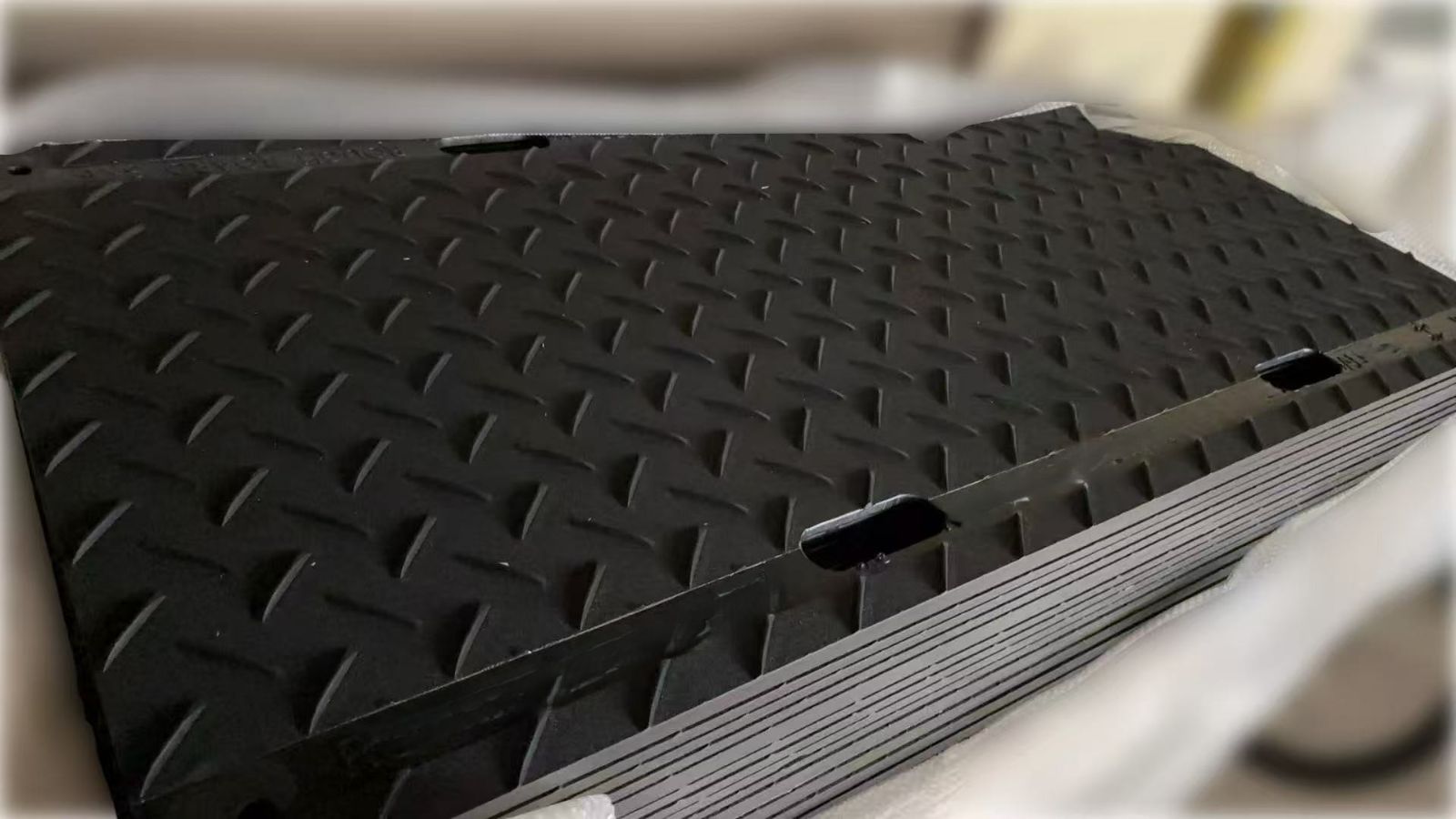 配送 ♥ 10枚 樹脂製敷板 910mm×1820mm×18.7mm 片面リブ 樹脂 敷板 プラ敷 工事 駐車場 軽量 黒