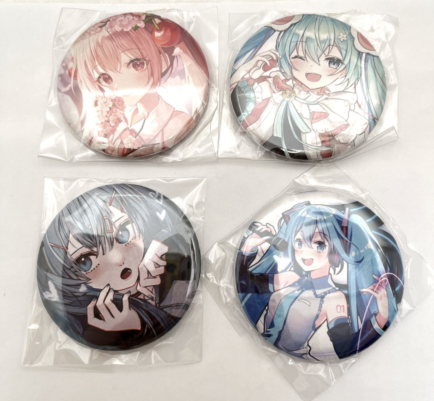 初音ミク　缶バッジ　グッズ　15点　まとめセット　特典や非売品込み 初音ミク 缶バッジ 17個まとめ 同人グッズ バッヂ パッケージ入