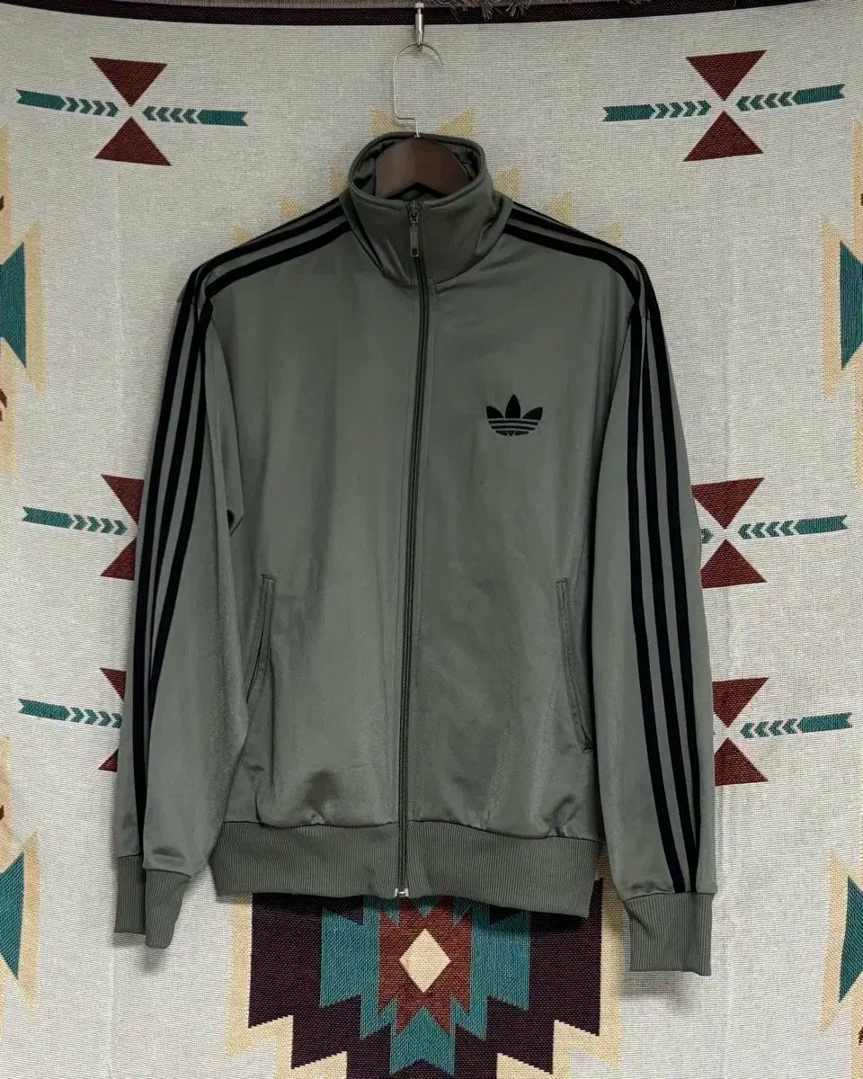 adidas アディダス 必須アイテム カーキ グーフィーバード ジャージ