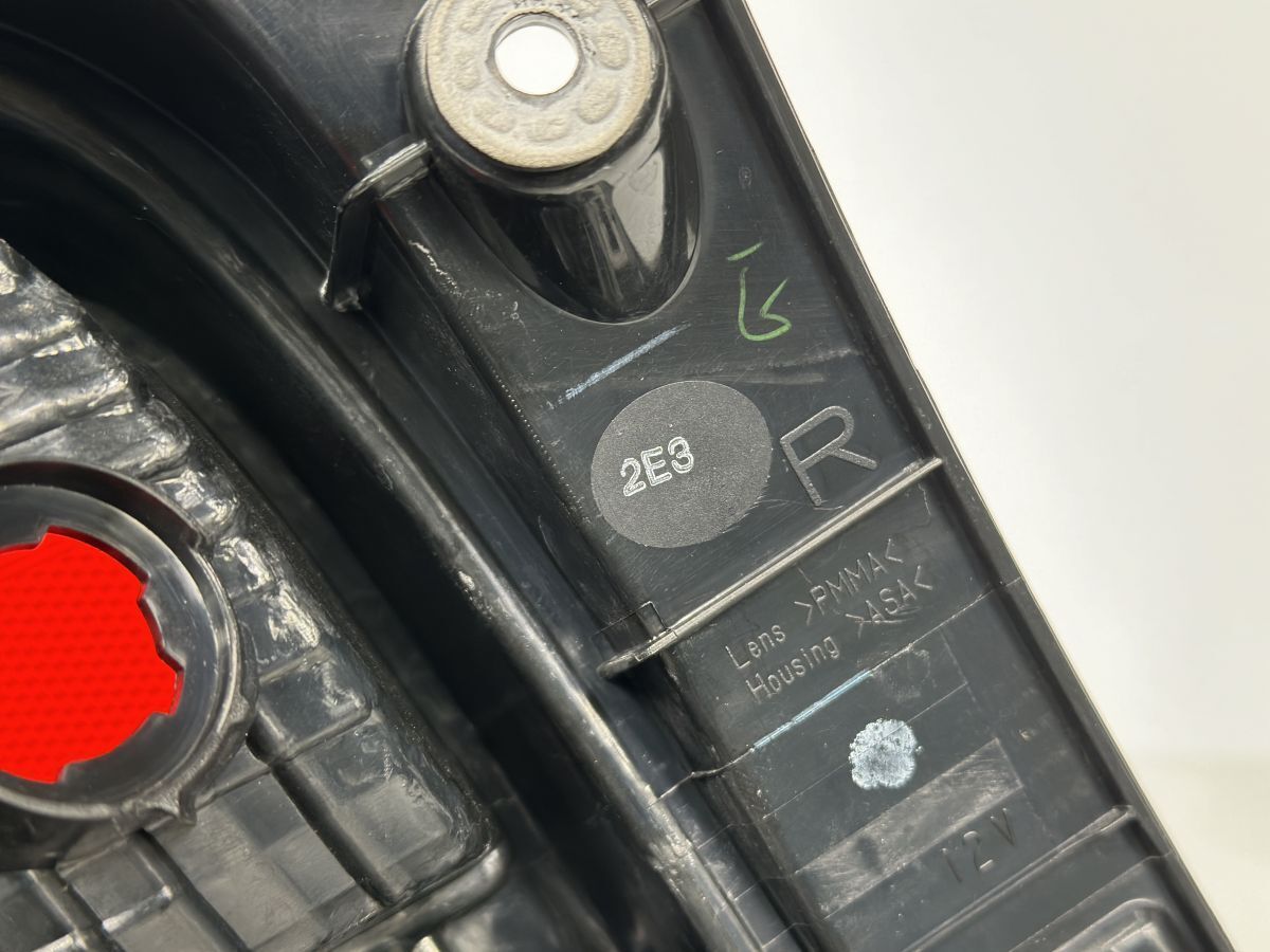 右テールランプ