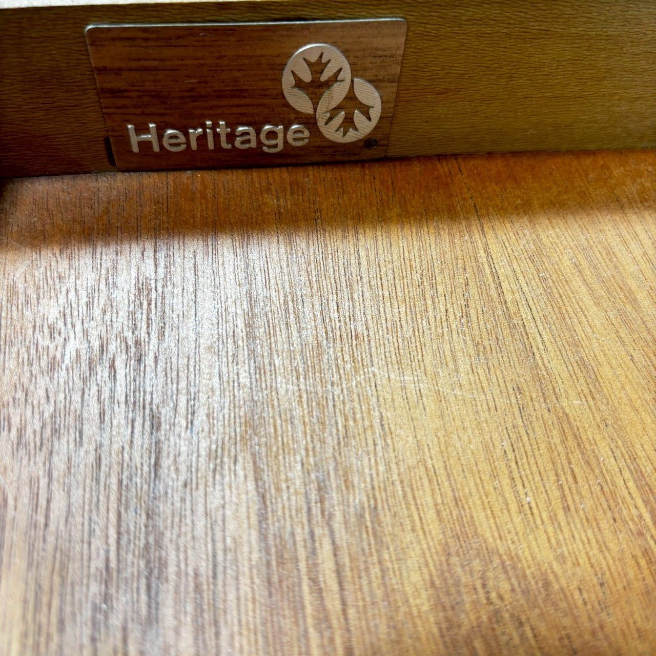 《リユース美品！》筑波産商 サリーレ テーブル バタフライ  高さ調整可 リユース美品！》筑波産商 サリーレ テーブル バタフライ 高さ調整可