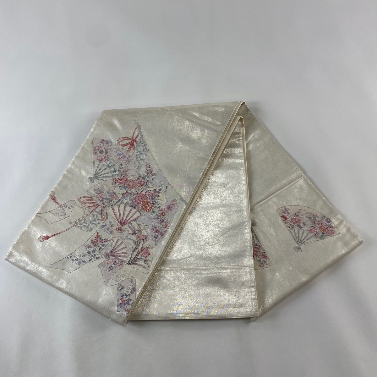 袋帯 秀品 関西仕立て 扇 草花 刺繍 灰白 お太鼓柄 正絹 【中古