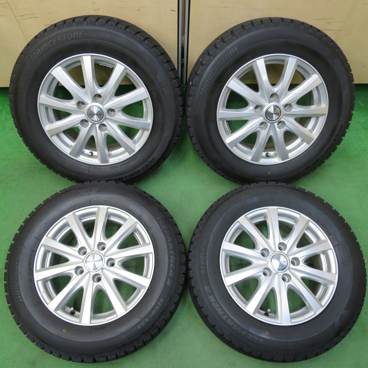 [送料無料] バリ溝！22年！キレイ！9.5分以上スタッドレス 195/65R15 ブリヂストン アイスパートナー2 ravrion RS01 ラブリオン 15インチ PCD114.3/5H4112705イス