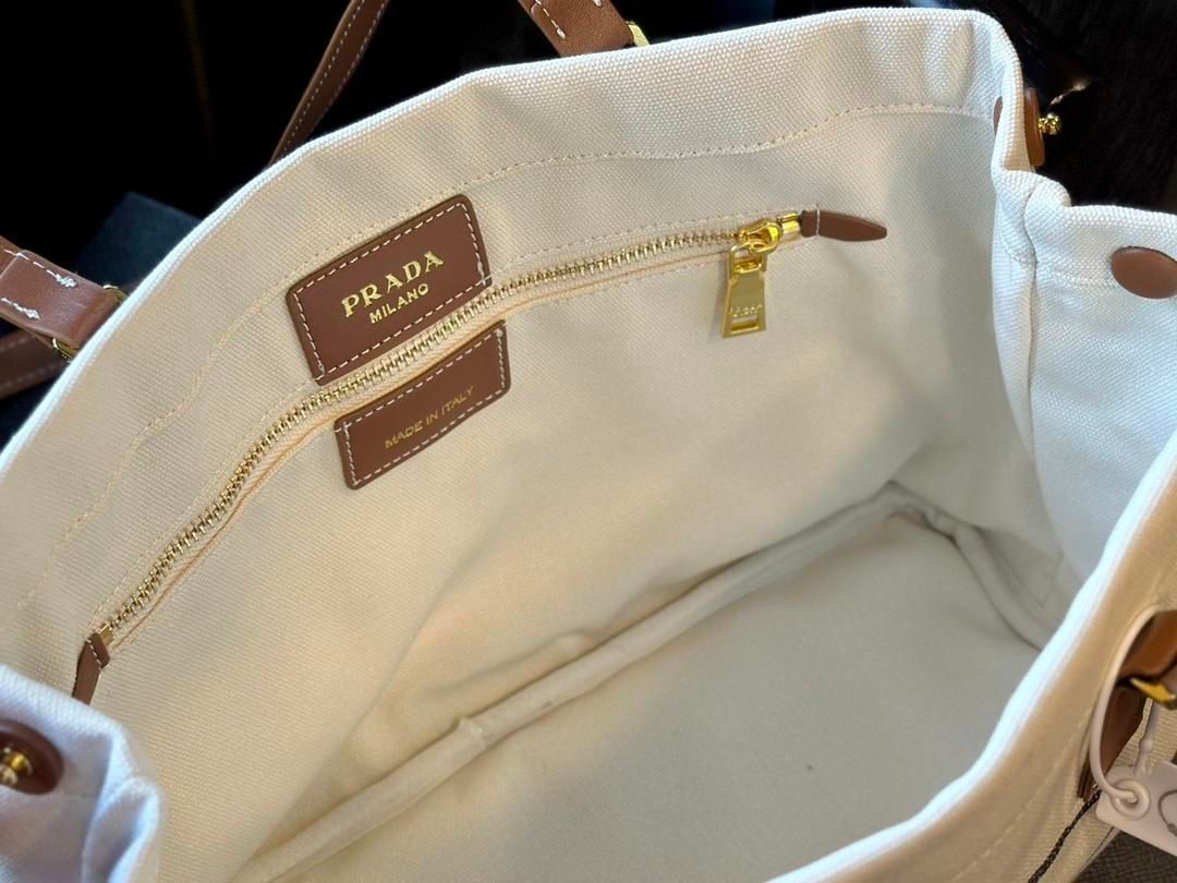 PRADAプラダの通勤必須のキャンバスショルダーバッグ