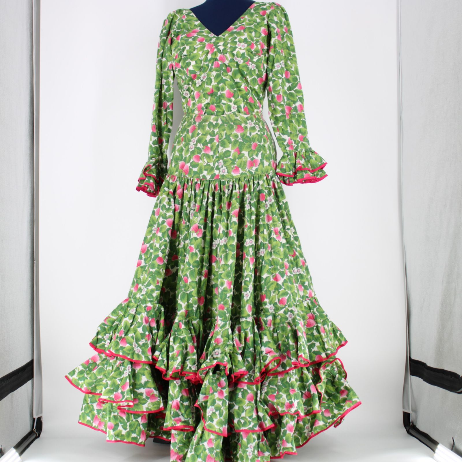 フラメンコファルダ 花柄 緑のフリル付き 節約 フラメンコ衣装 花柄フリル付き緑色上下セット 美品 スペイン製