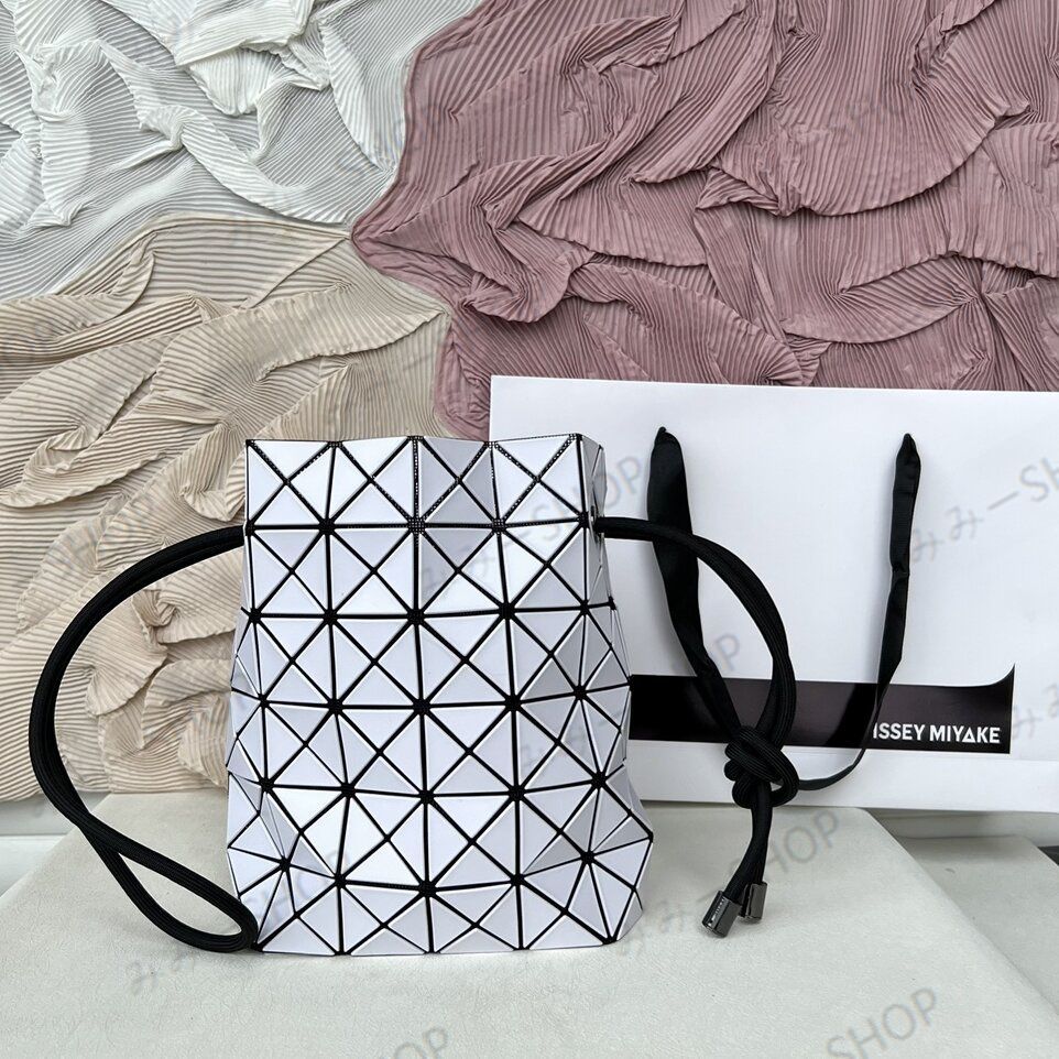 イッセイミヤケ BAO BAO ISSEY MIYAKE ショルダーバッグ 巾着袋 ホワイト - メルカリ