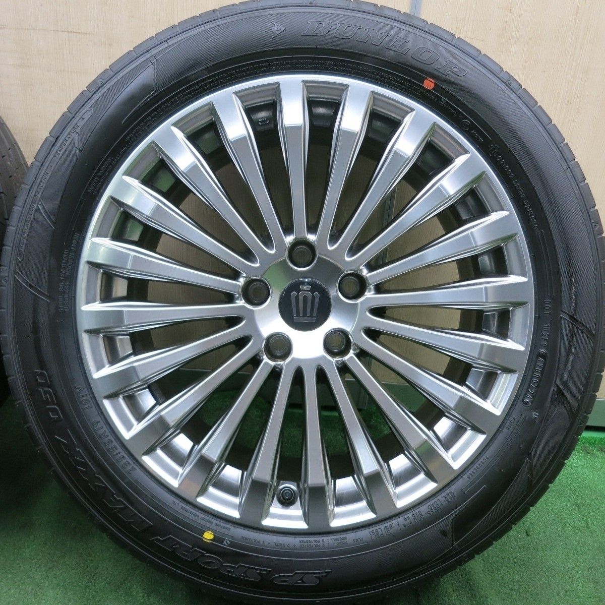 新車外し！24年☆トヨタ 30系 クラウン セダン 純正 235/55R19