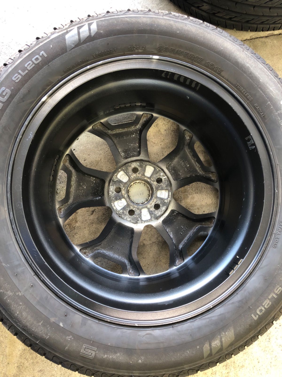 スバル純正 XV サマータイヤ 夏タイヤ225/55R17 タイヤ溝たっぷりのスバルXV純正入庫しました！ スバルXV純正 17