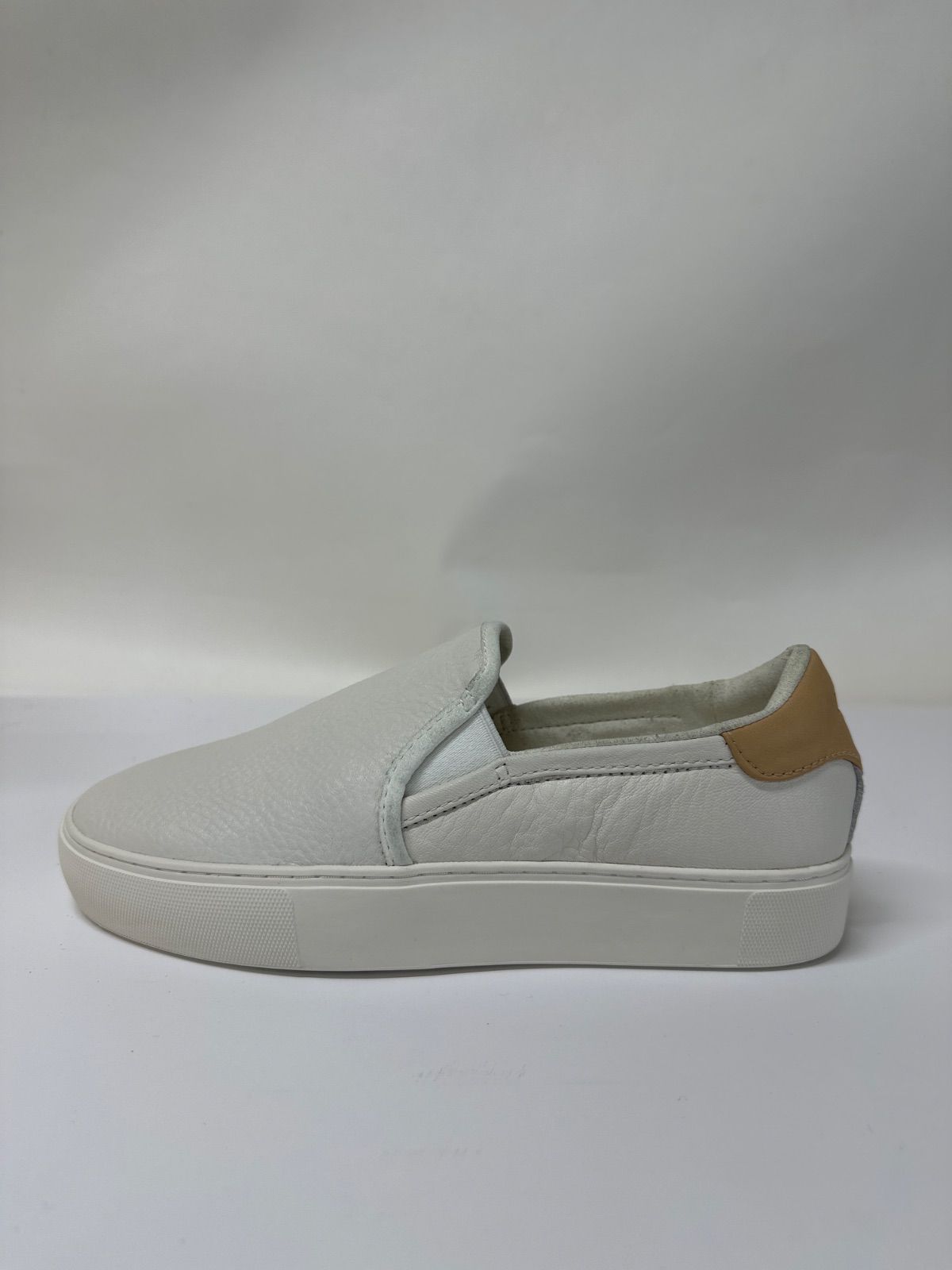 UGG ホワイト スリッポンスニーカー size7.5 楽天市場】白 スニーカー（靴サイズ（cm）24.0・ブランドアグ