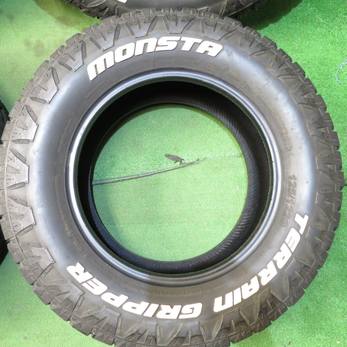 送料無料* バリ溝！21年！9.5分☆285/65R18 モンスタ テレーン 