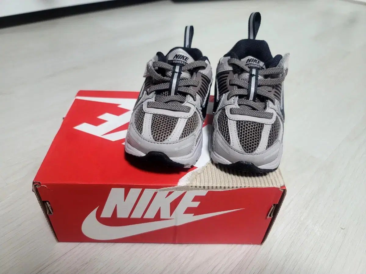  NIKE ナイキ ボメロ 5 キッズ スニーカー 新しい靴 その他 キッズシューズ