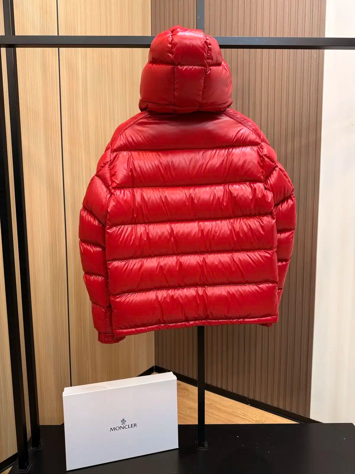 MONCLER(モンクレール) ユニセックス ロゴ カジュアル 赤 ダウン