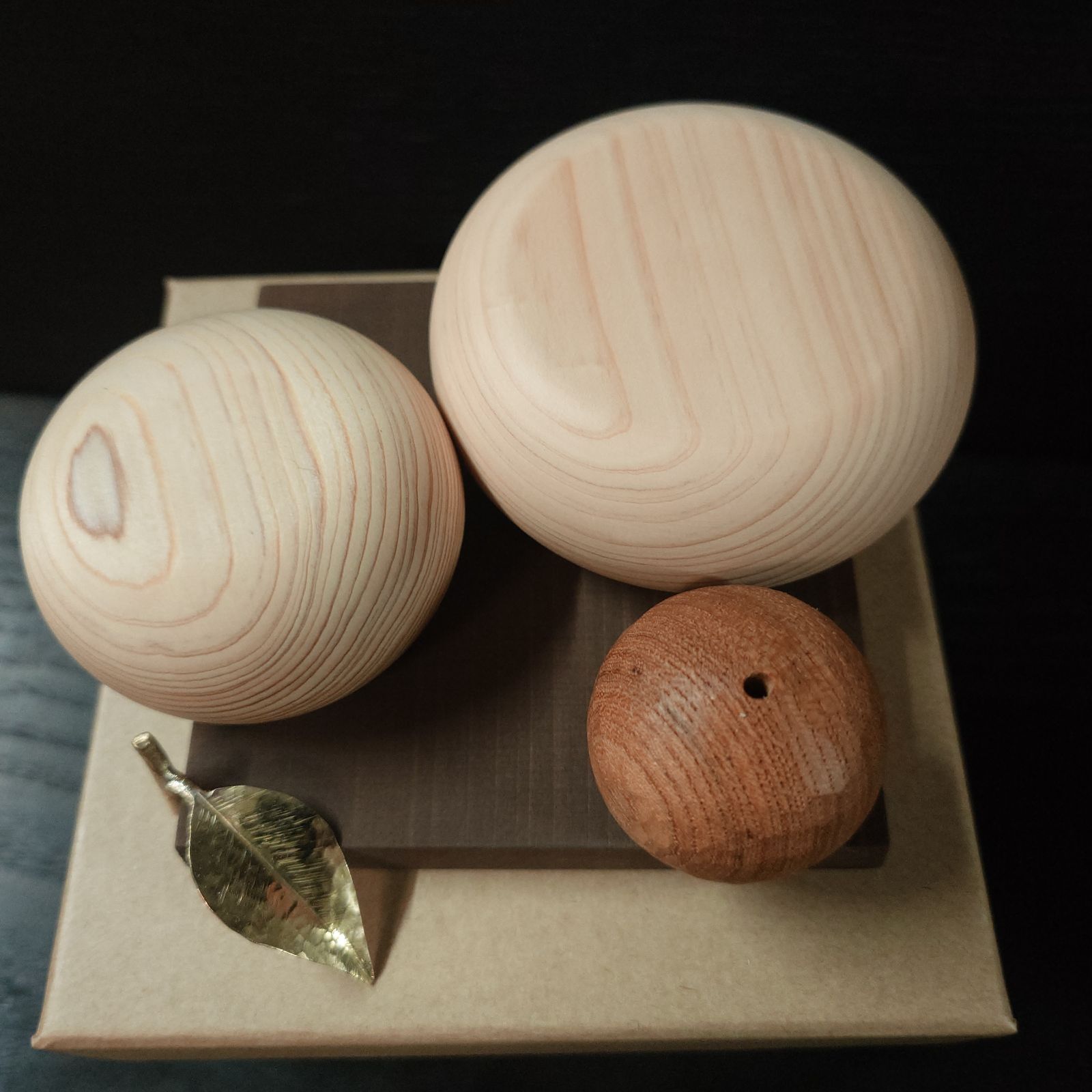 木製鏡餅 小 紙箱入り 手彫り橙 NO 6 葉 付き みかん