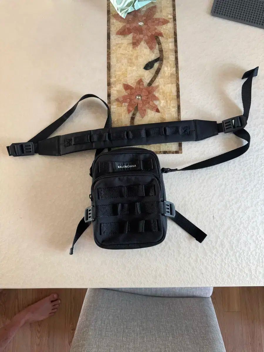 BALENCIAGA クロスボディー/メッセンジャーバッグ メンズ's クロスボディ＆メッセンジャー | Balenciaga JP