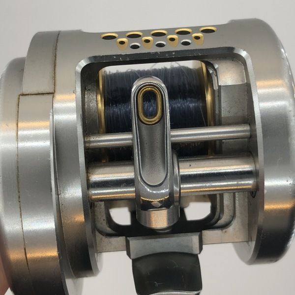 シマノ カルカッタコンクエスト100DC右ハンドル01865 中古品