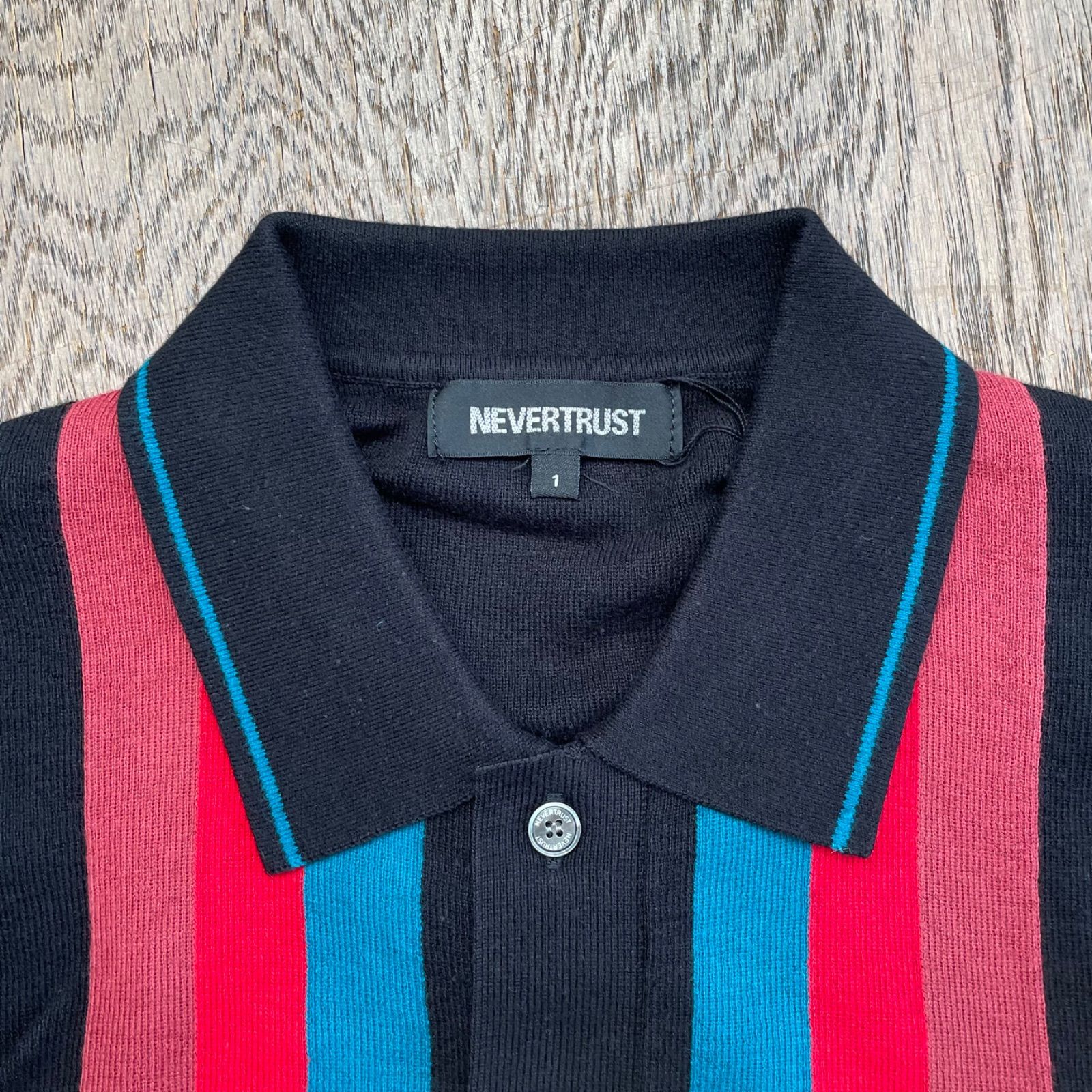 never trust マルチストライプ・ニットポロシャツ BLACK/BLUE