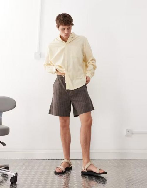 【送料無料】 ウィークデイ メンズ ハーフパンツ・ショーツ ボトムス Weekday oversized shorts in brown plaid Brown