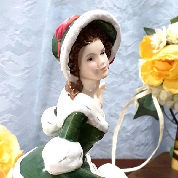 英国【 ロイヤルドルトン Royal Doulton 】フィギュリン ～ クリスマス デー 〜 イギリス 陶器人形 アンティーク フィギュア  Christmas Day