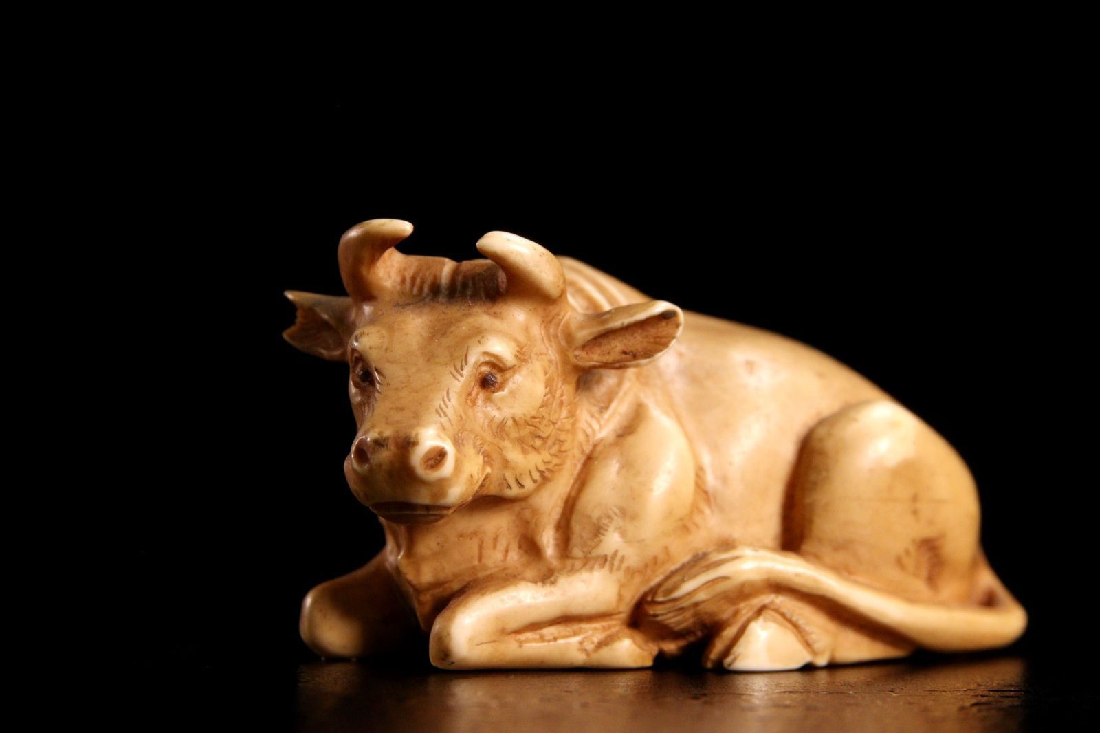 牛の彫刻 小型 彫刻極上根付天然素材アンティーク骨董飾り物古美術置物細密