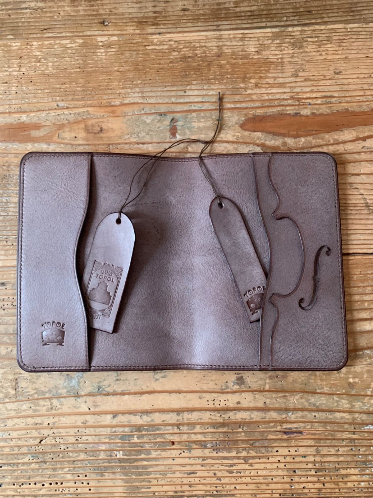 手縫いの革のブックカバー（ヴァイオリンタイプ） レザー・革 - ブック