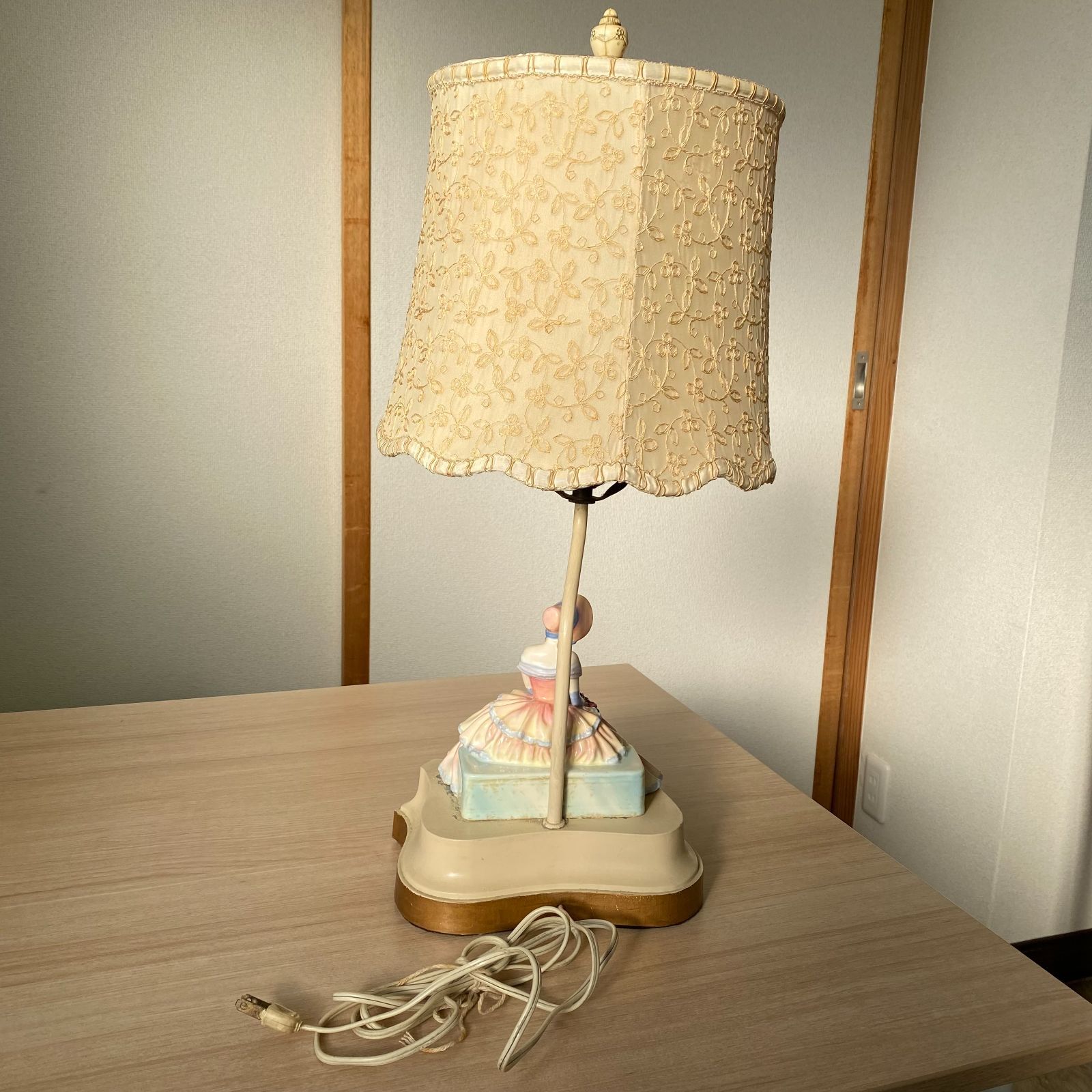 アンティーク調】陶器人形付きテーブルランプ - メルカリ