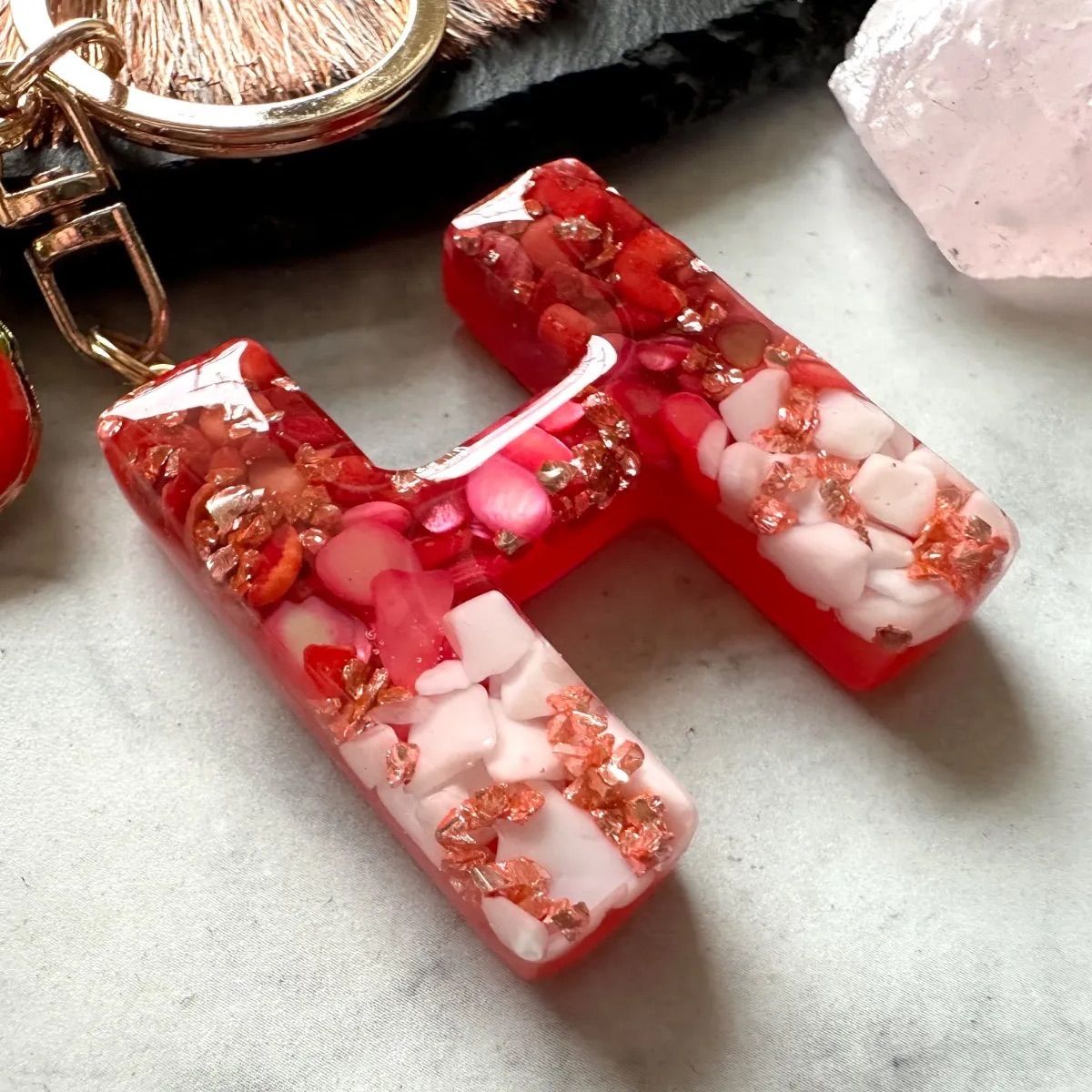 簡単 イニシャルキーホルダー レジン 東京のアクセサリーのワーク