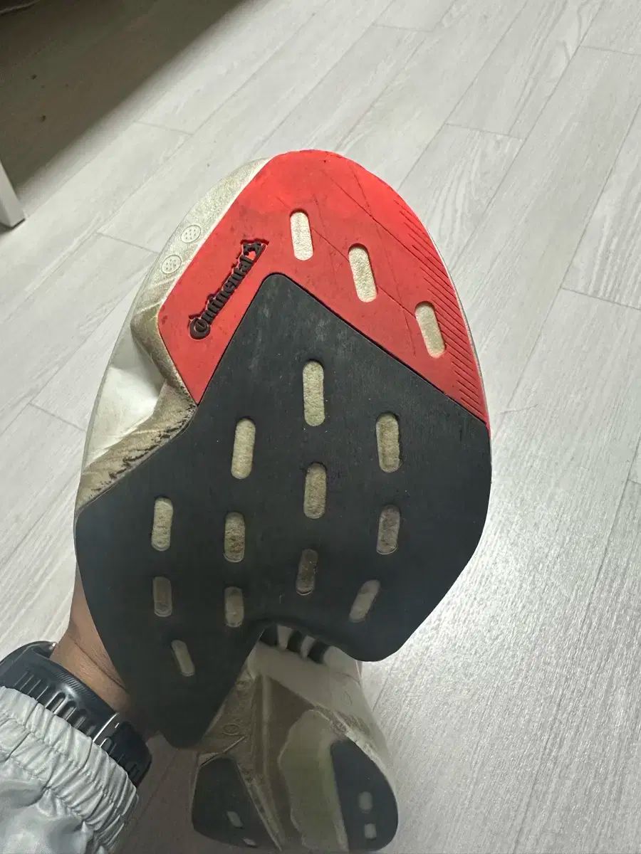 アディダス