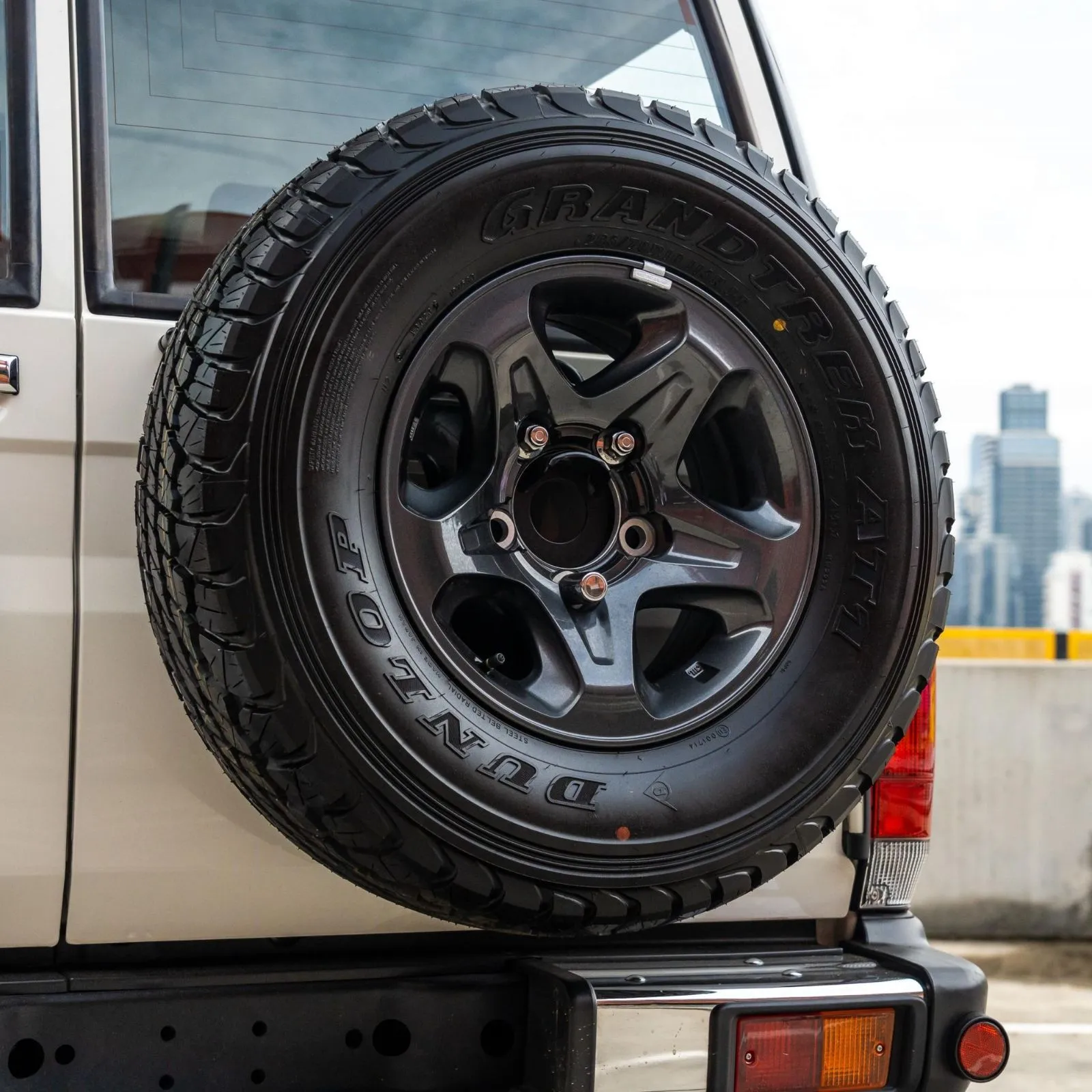 海外純正品ランクル 70 スペア キャリア ブラケット 背面 タイヤ