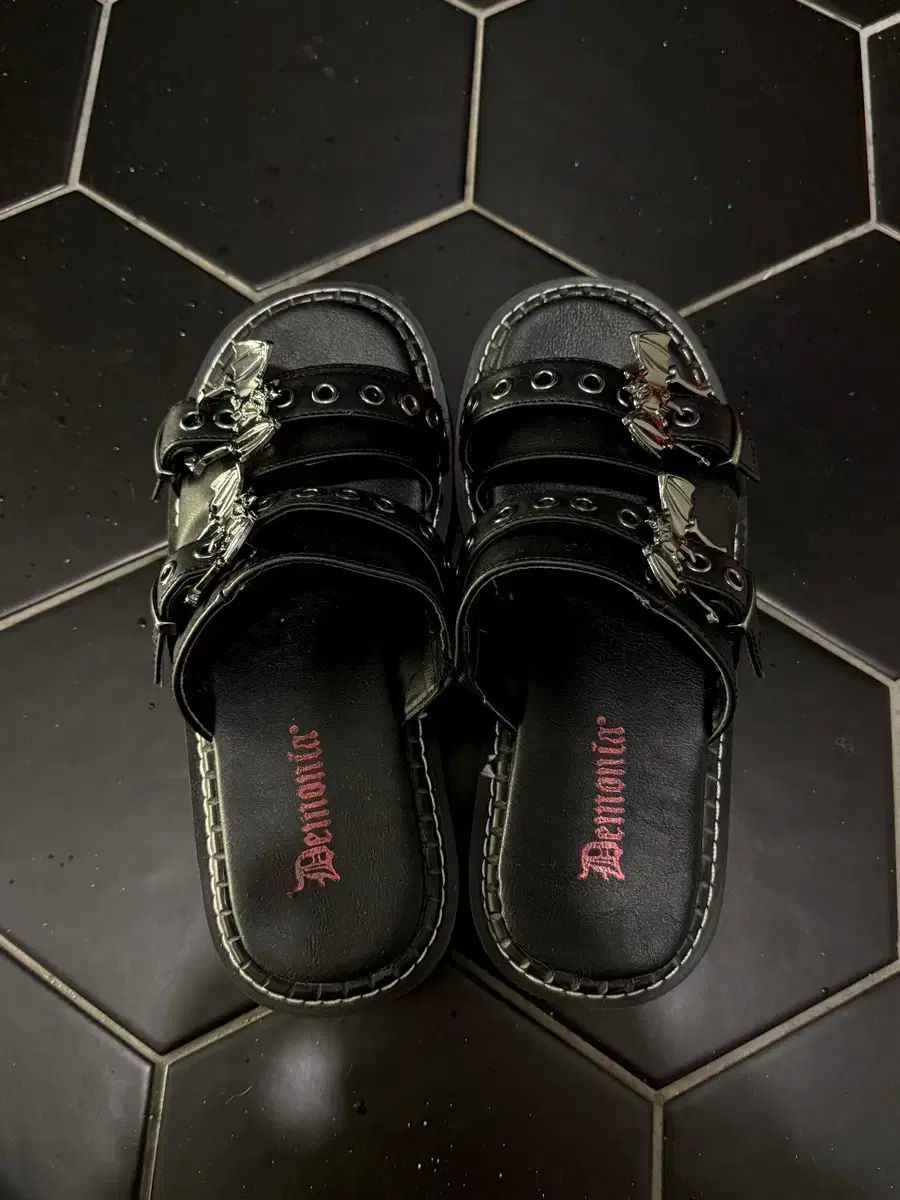 ロックショップ DEMONIA デモニア ダブルストラップ コウモリ バックル スライド サンダル パンク 地雷系 量産型