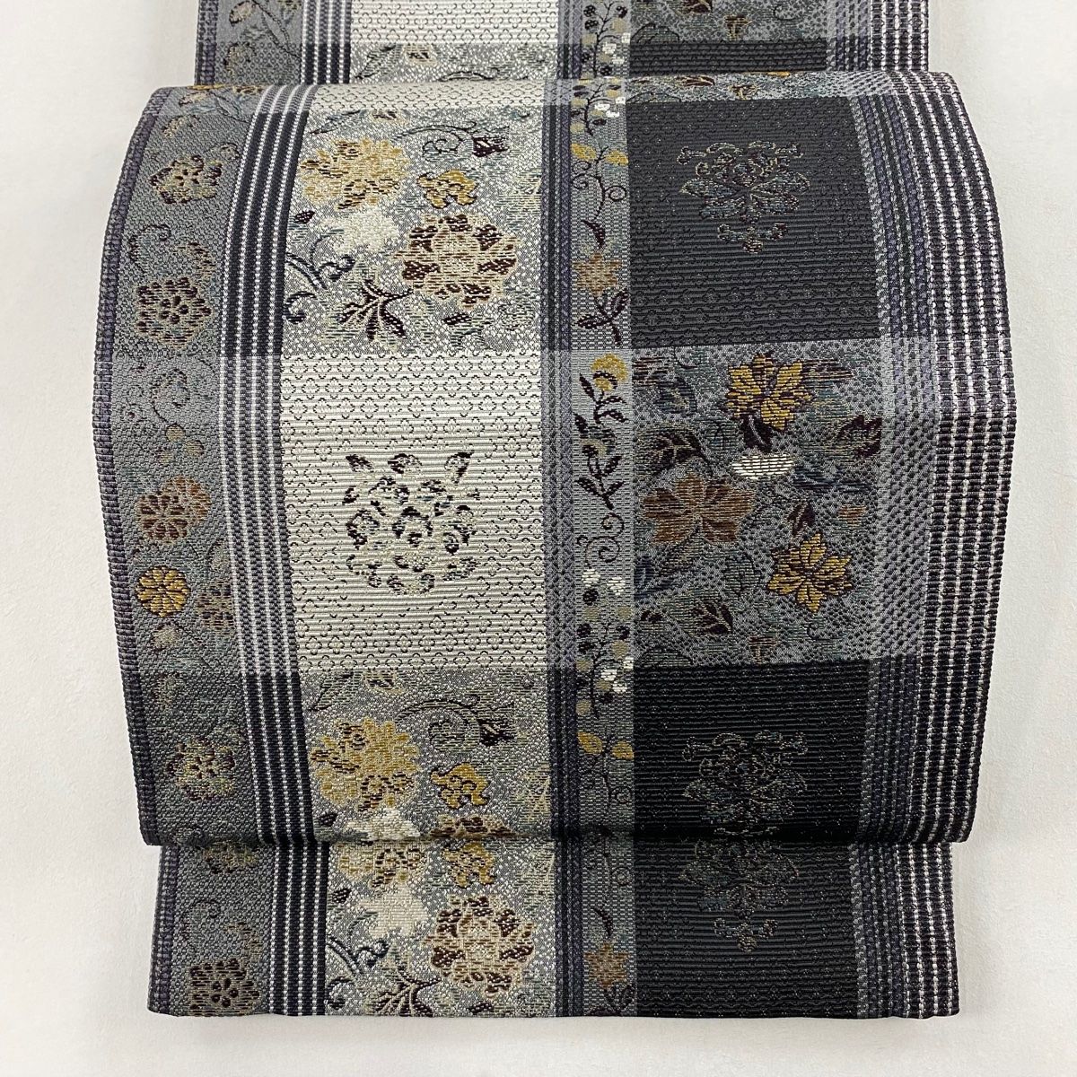袋帯 秀品 草花 縞 箔 黒灰 六通 正絹 【中古】 - メルカリ