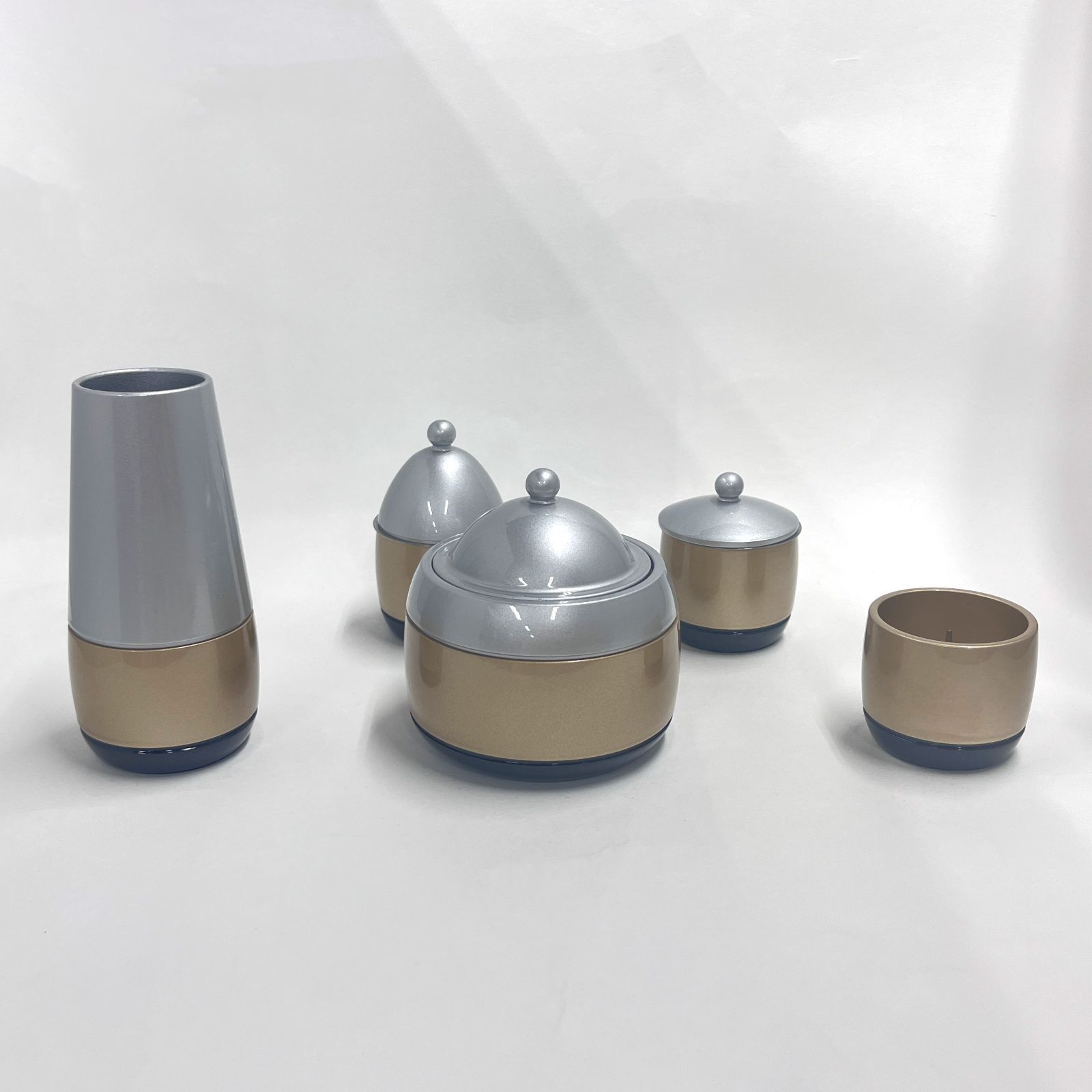 ＳＡＬＥ50％ＯＦＦ 仏具 チャオ 5点セット 仏具セット 仏壇 具足 ベージュ 花立 香炉 ローソク立て 仏器 茶器 アルミ製 アウトレット