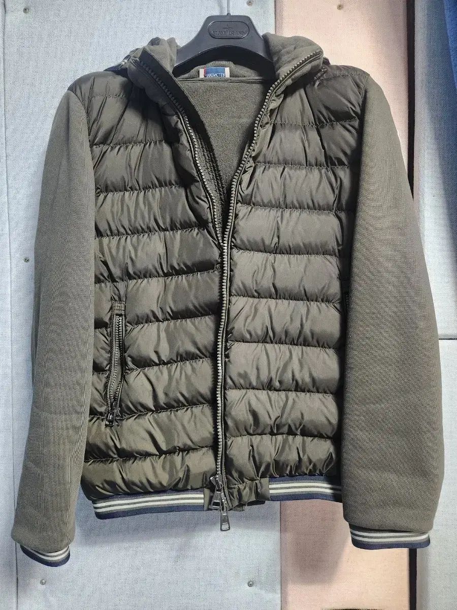 モンクレール フード ダウン ジャケット カーキ